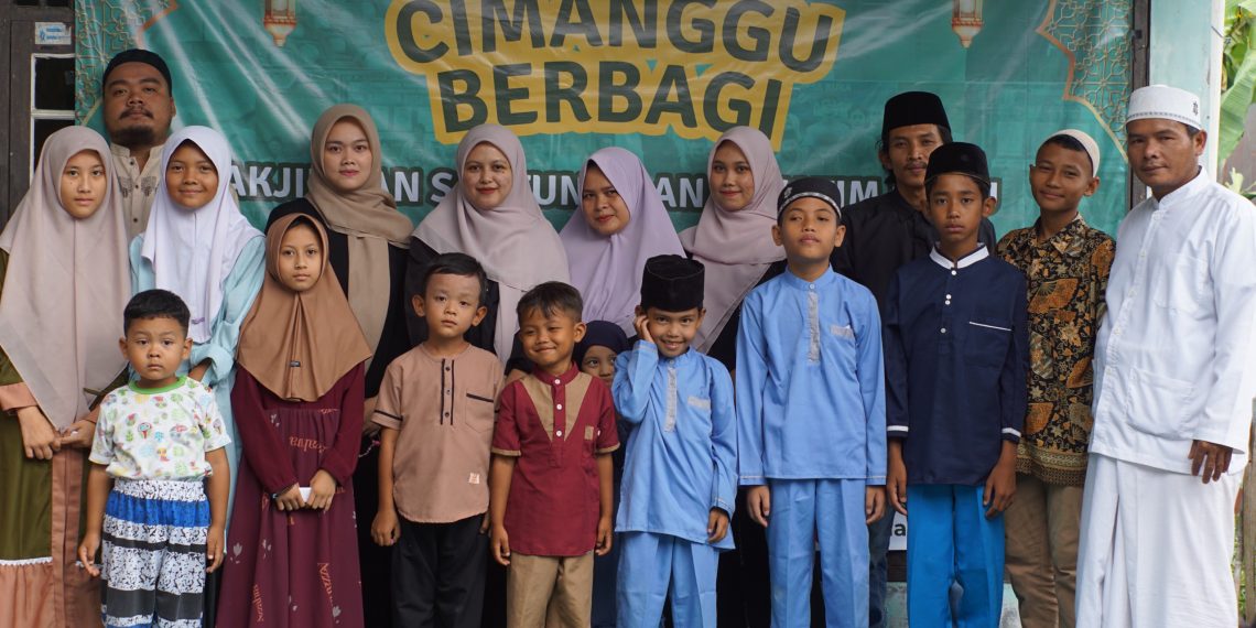Pemuda-Pemudi Cimanggu Dan Santri Ponpes Nurul Falah Konsisten Berbagi Di Bulan Ramadan
