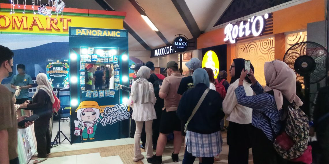 Photo Box Gratis di Statsiun Bandung Curi Perhatian Pelanggan