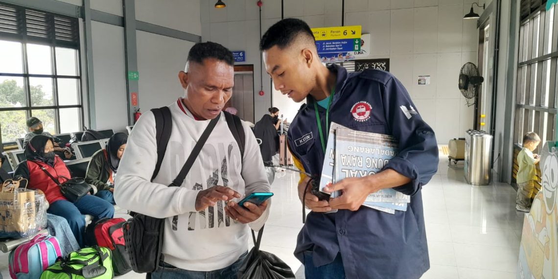 170 Relawan Railfans dan Pramuka Bantu Pelayanan Pemudik di Daop 2 Bandung