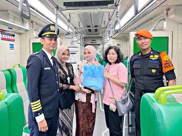 Sapa Kartini, KAI Divre II Sumbar Beri Apresiasi kepada Penumpang Perempuan