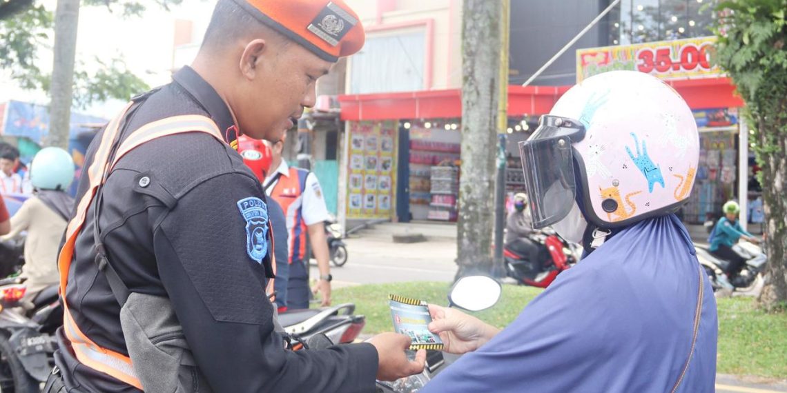 Tegakkan Disiplin Lalu Lintas, KAI Sumbar Gelar Sosialisasi Rutin di Perlintasan KA