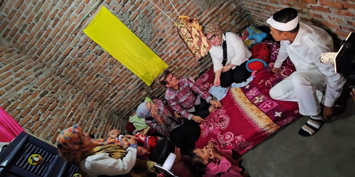 KDM Resmikan Pemasangan Listrik Gratis di Cirebon, Syaratnya Harus Ikut KB