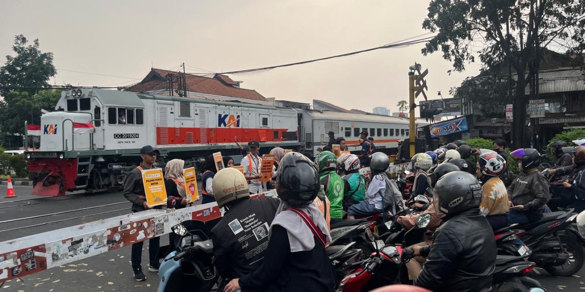 Ketika Palang Pintu Tak Cukup, Ini Seruan KAI Daop 2 Bandung untuk Keselamatan