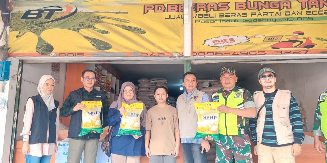 Pemimpin Wilayah BULOG Jabar beserta Dinas DKPP, Satgas Pangan, dan Babinsa meninjau penyaluran SPHP di Pasar Gedebage Minggu. (13/7/2025)