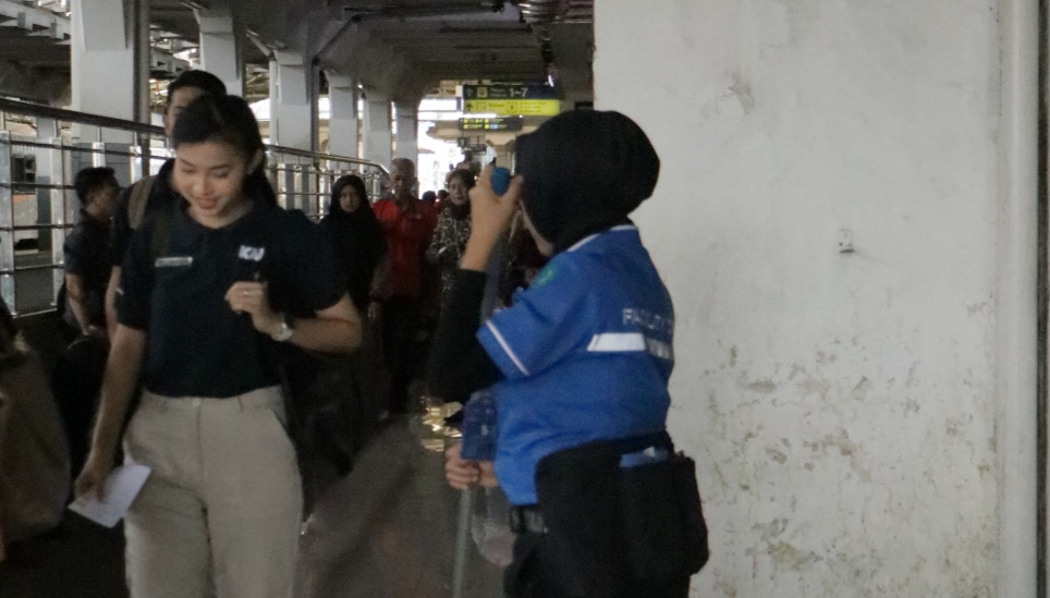 Wajah Tak Tersorot, Hati yang Menyala di Balik Bersihnya Kereta dan Stasiun