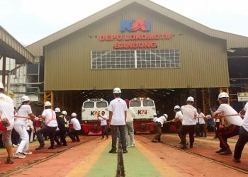 Lomba Tarik Lokomotif 80 Ton, Simbol Semangat Pahlawan di Depo Bandung