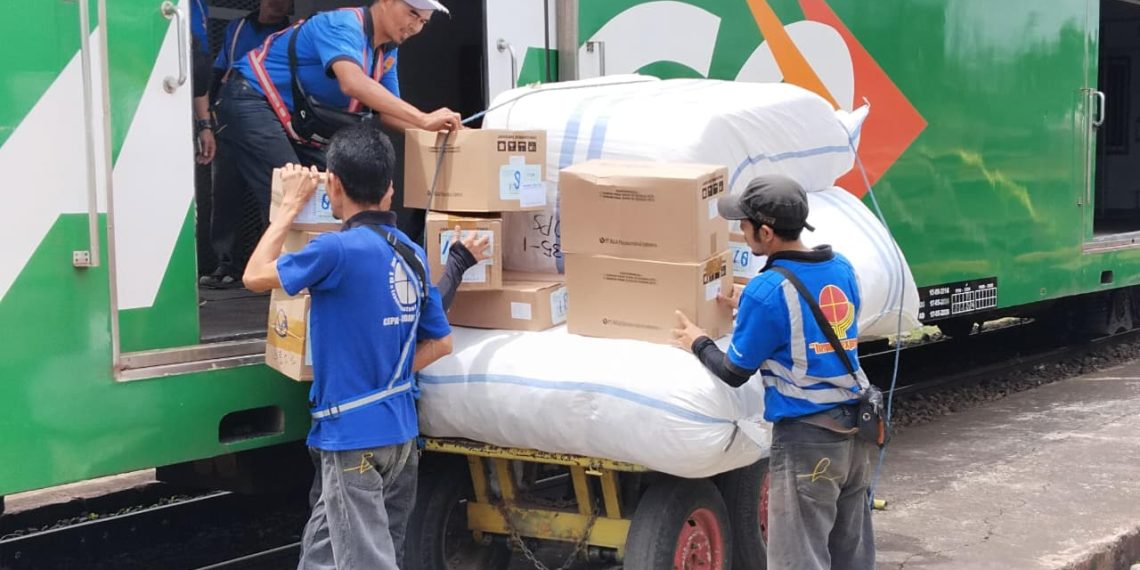 Kereta Barang KAI Daop 2 Jadi Solusi Distribusi Cepat dan Hemat