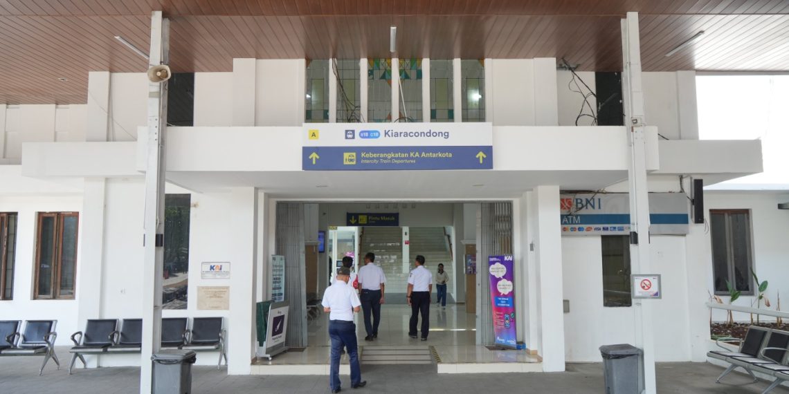 Cegah Penumpang Tertinggal, KA Turangga Hentikan Perjalanan di Kiaracondong