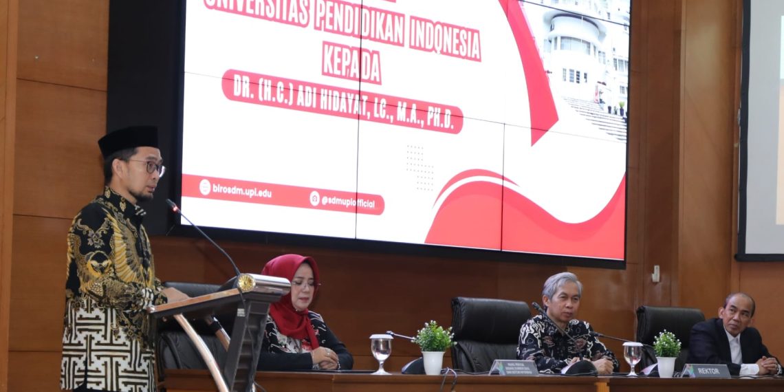 Penyerahan Surat Keputusan Dosen Tetap UPI kepada Adi Hidayat