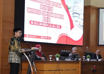 Penyerahan Surat Keputusan Dosen Tetap UPI kepada Adi Hidayat