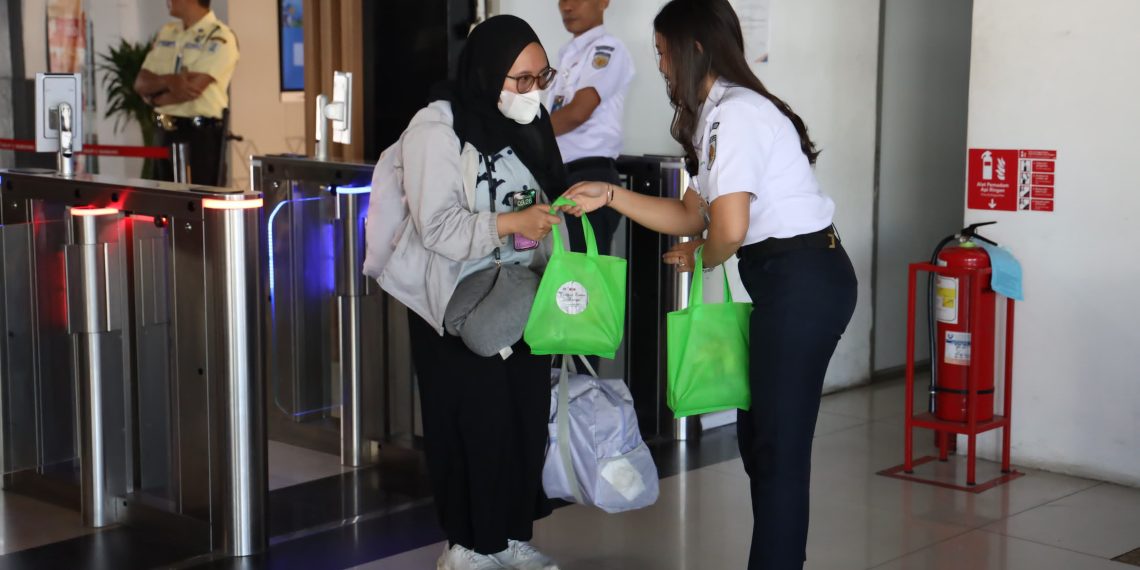 Kejutan Tiket dan Souvenir Meriahkan Hari Pelanggan di KAI Daop 2 Bandung