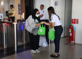 Kejutan Tiket dan Souvenir Meriahkan Hari Pelanggan di KAI Daop 2 Bandung