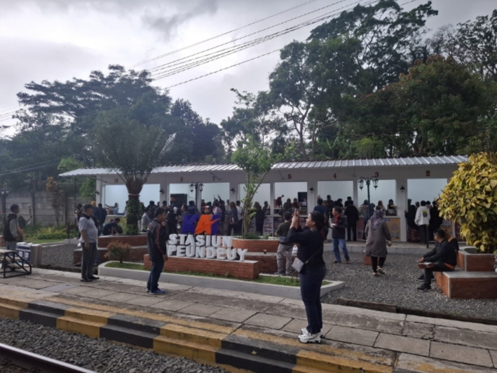 Kios Khusus Hadir di Stasiun Cipeundeuy, Pedagang Diatur Rapi