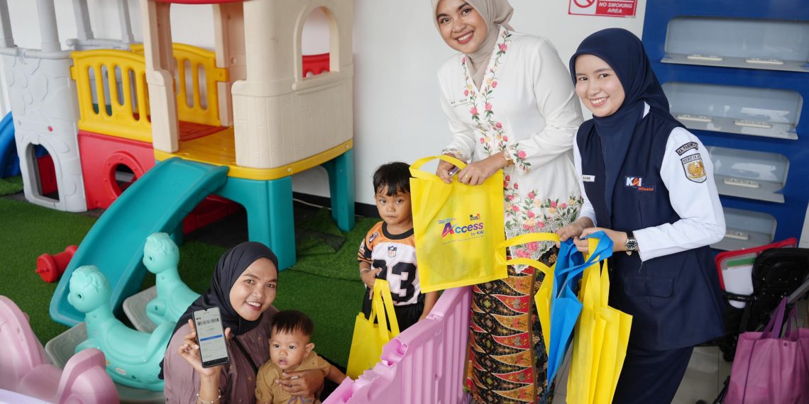 Semarak Hari Pahlawan di Sumbar, KAI Divre II Sumbar Bagikan Souvenir untuk Pelanggan