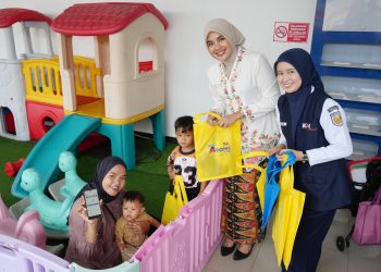 Semarak Hari Pahlawan di Sumbar, KAI Divre II Sumbar Bagikan Souvenir untuk Pelanggan