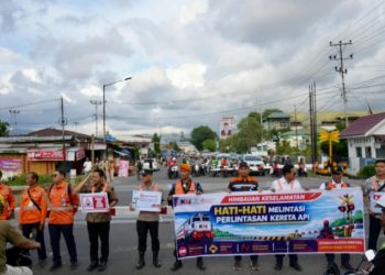 KAI Divre II Sumbar Sebar Berkah Ramadhan melalui Takjil dan Keselamatan