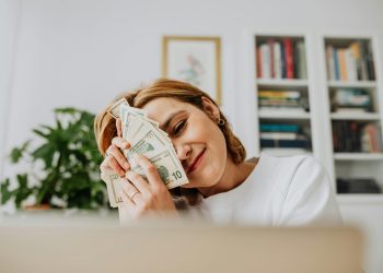 Uang dan Kebahagiaan: Antara Stabilitas Finansial dan Minimnya Stres