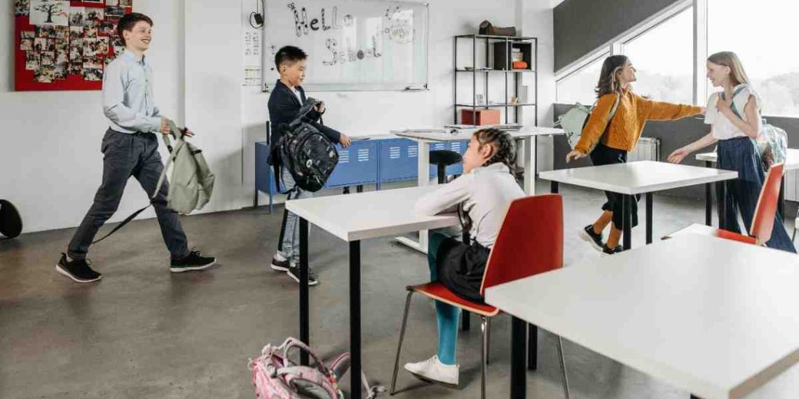 Apa Sebenarnya Fungsi Sekolah? Ketika Pendidikan Tak Hanya Soal Prestasi Individu