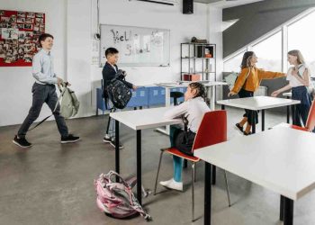 Apa Sebenarnya Fungsi Sekolah? Ketika Pendidikan Tak Hanya Soal Prestasi Individu